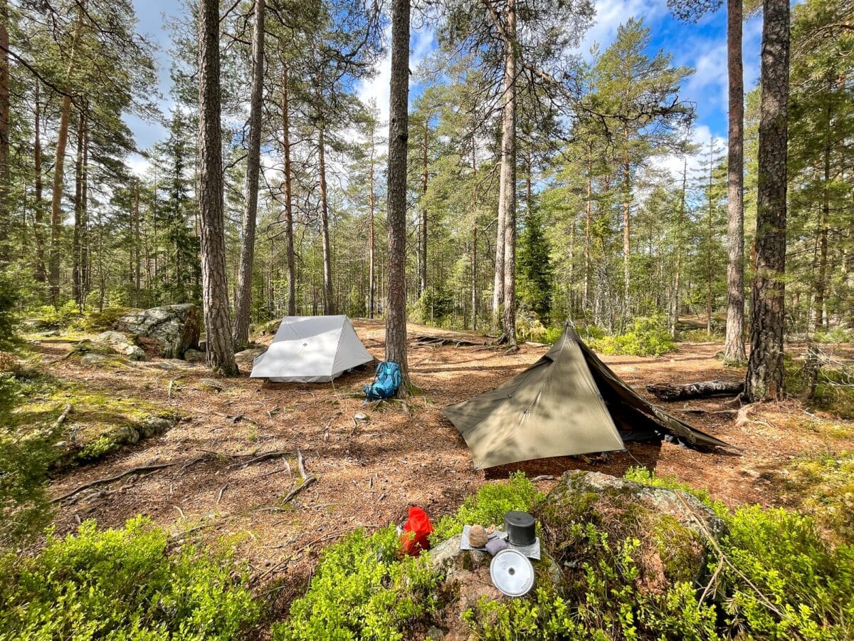 Telttailemassa vaelluskurssilla Nuuksiossa