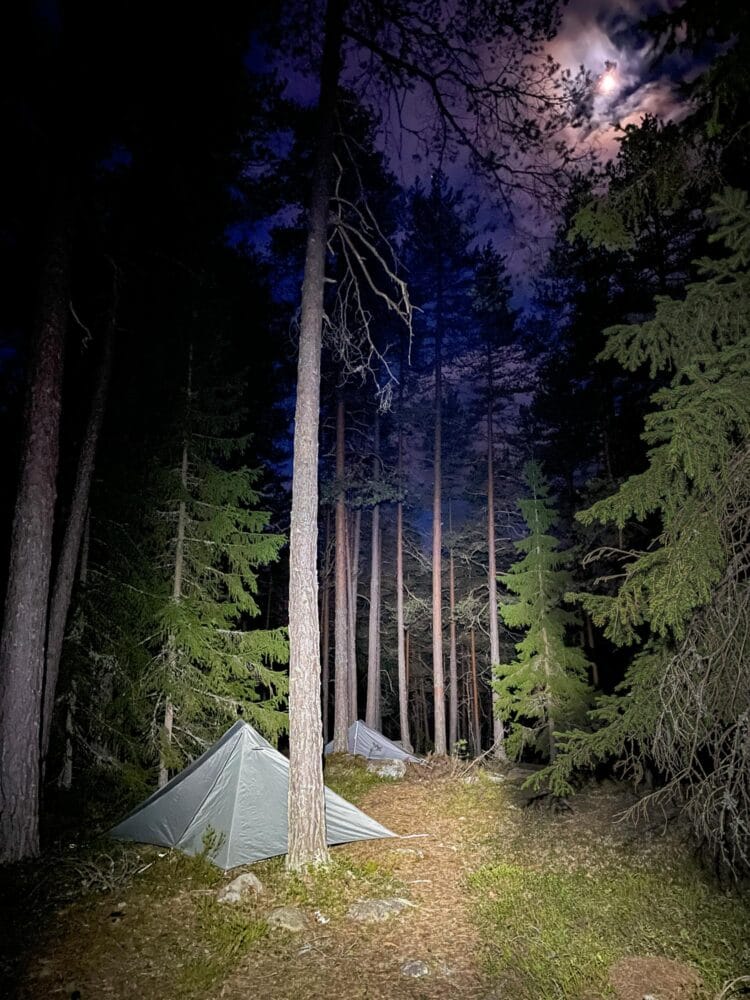 Telttailun harjoittelua yön yli