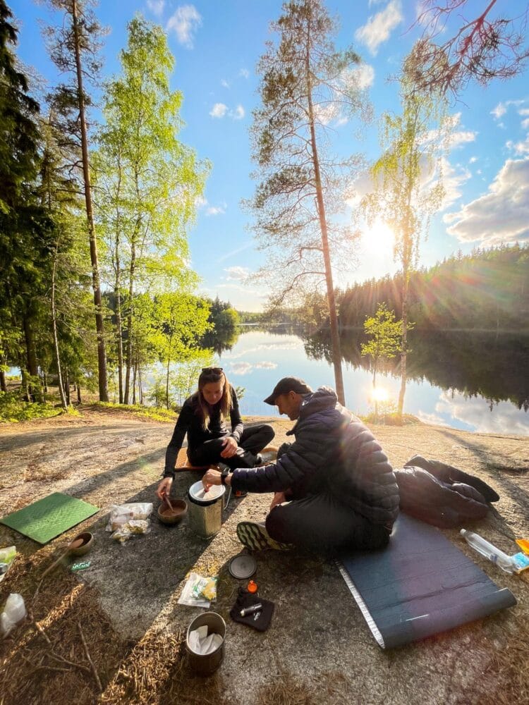 Ruoanlaittoa retkikeittimellä vaelluskurssilla