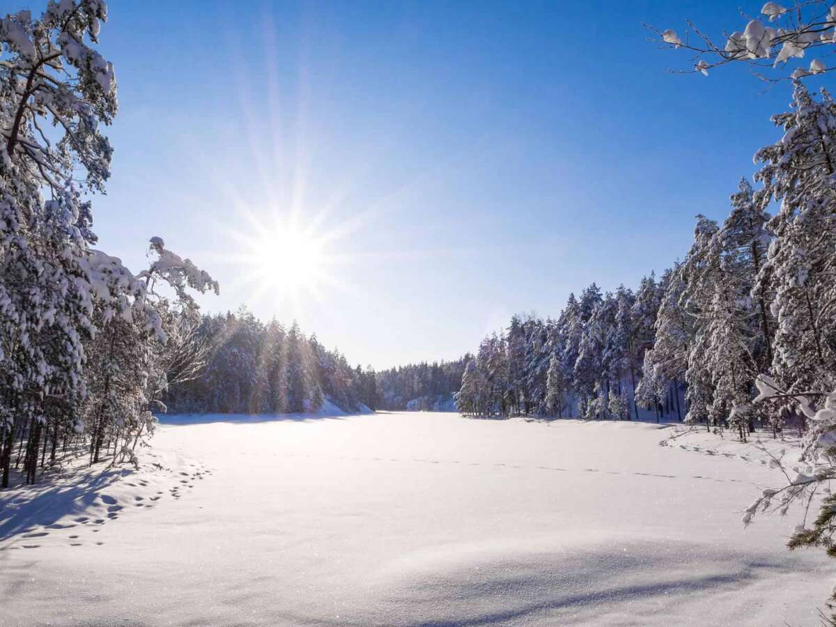 Lumikenkäily Nuuksion kansallispuistossa