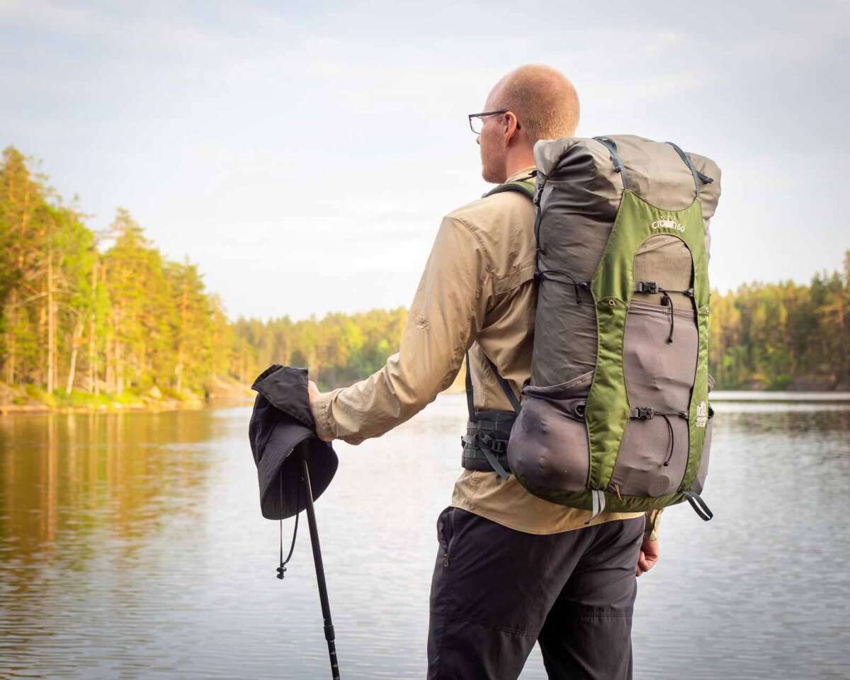 Vaeltaminen rinkka selässä, kevyillä varusteilla. Nuuksion kansallispuisto.